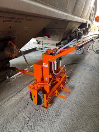 Martin® Gen 4 Railcar Opener is built to open/close even the most difficult horizontal railcar hopper discharge gates.