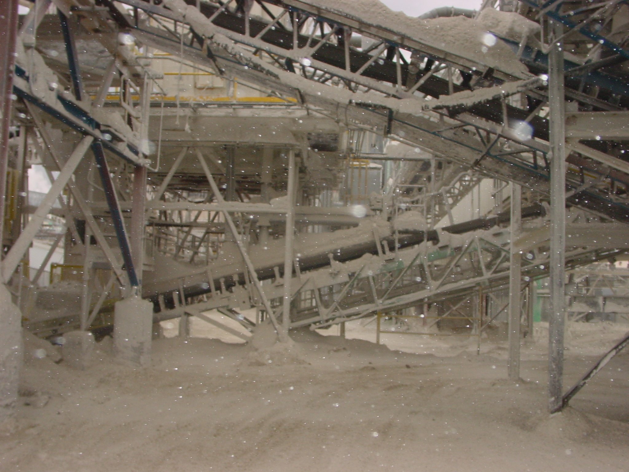 Belt conveyors, if not properly supported and sealed, can produce spillage and airborne dust