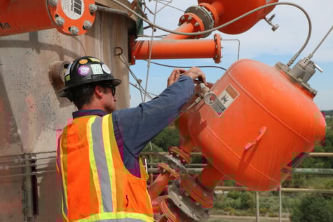 Apply precisely timed bursts of air to prevent material buildup on interior container walls and obstructions at discharge ports.