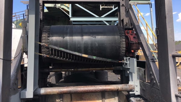 Installed at a 3-dimensional helix angle across the face of the discharge pulley, the revolutionary CleanScrape® Primary Cleaner requires minimal space for installation.