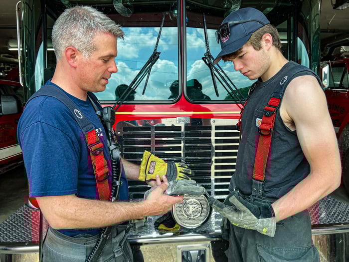 safety-awareness-hands-gloves-2