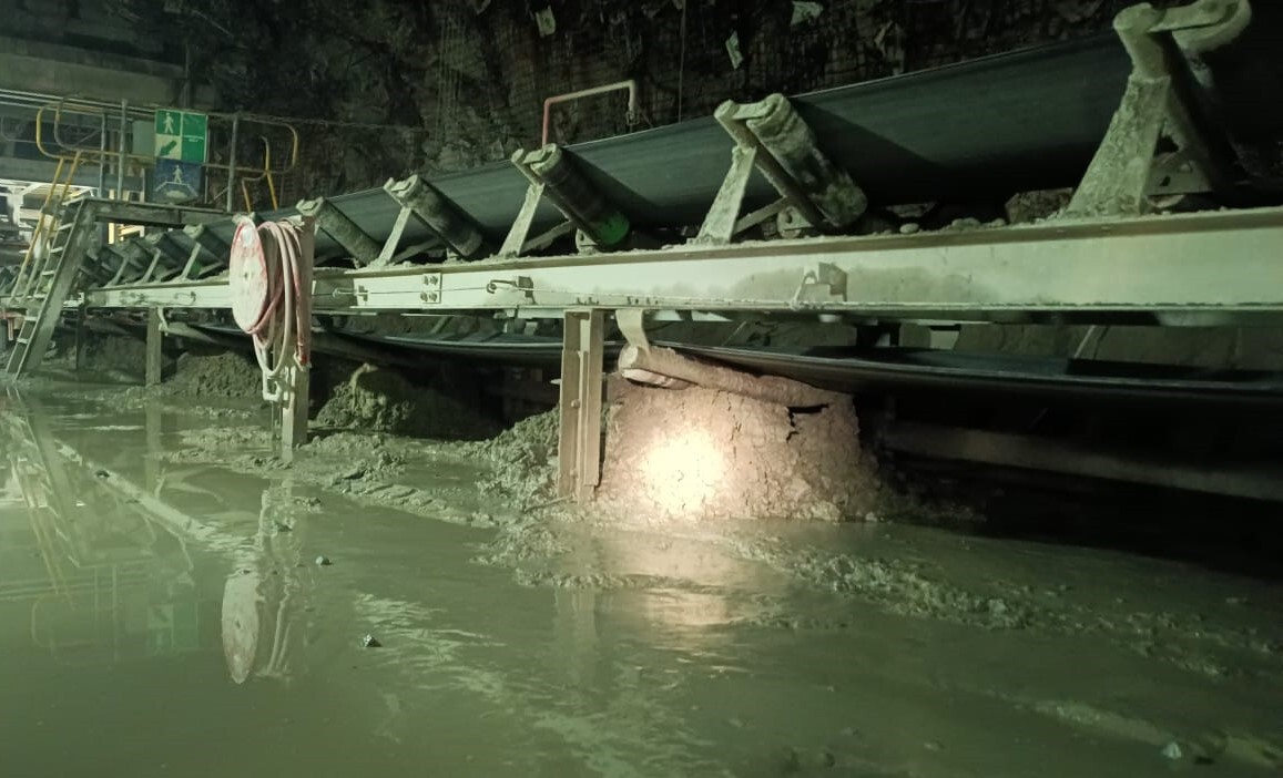 Material carryback plagued conveyor belts